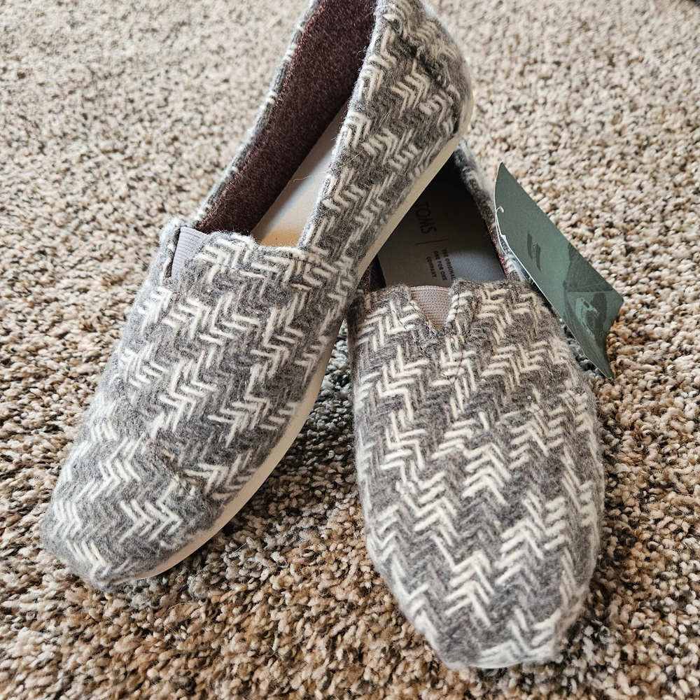 NWT Toms Gray and White Patterned Alpagata Size 8.5 Womens